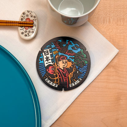 Sottobicchiere ROJI collezione Miti con il design del tombino di Momotaro, Okayama