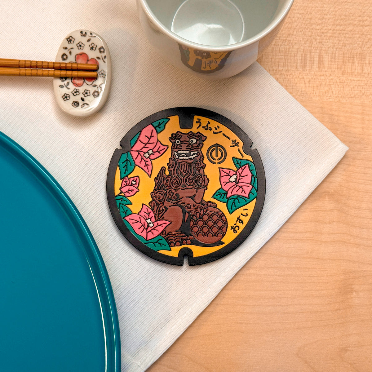 Sottobicchiere ROJI collezione Miti con il design del tombino degli Shisa di Okinawa, Naha