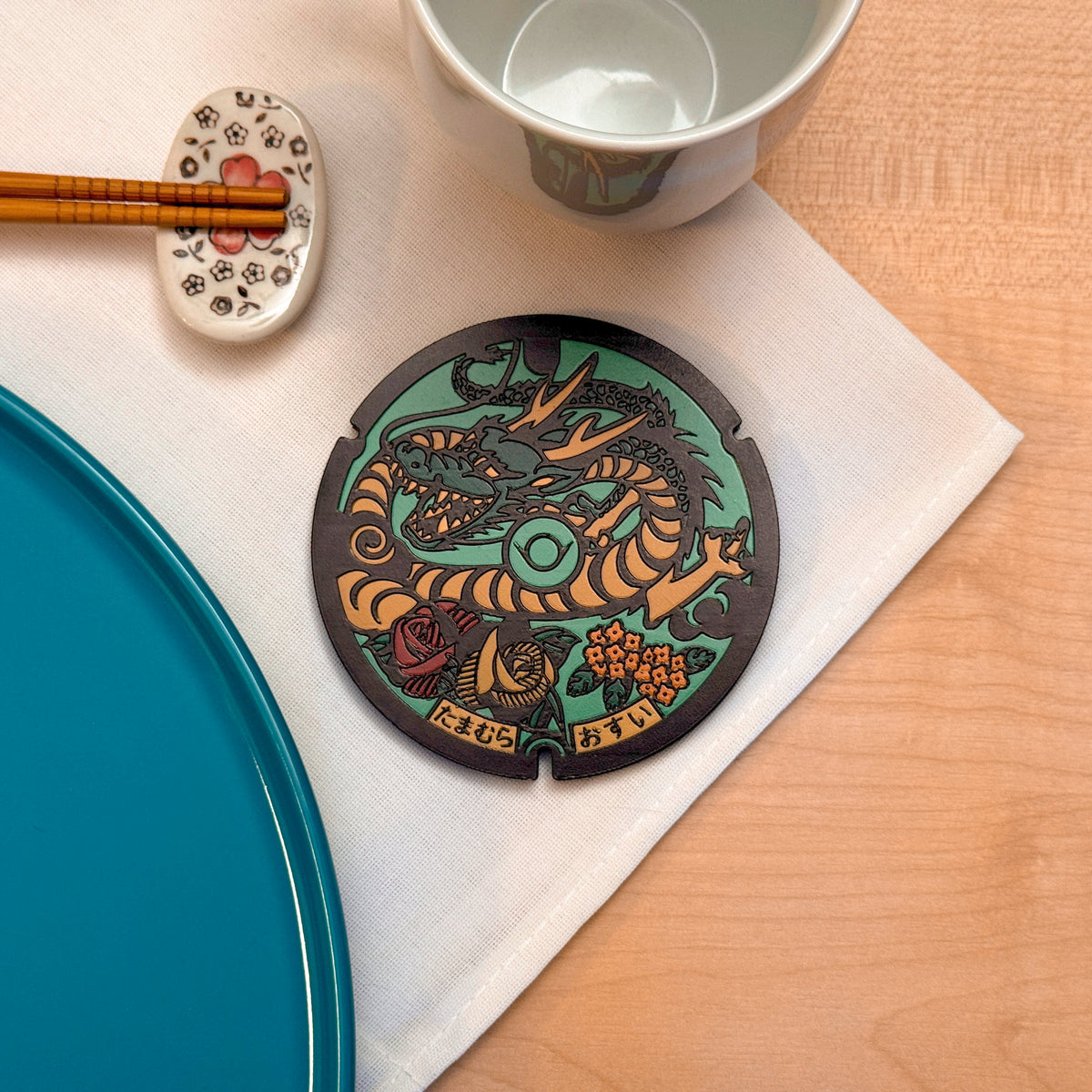 Sottobicchiere ROJI collezione Miti con il design del tombino del drago di Tamamura, Gunma