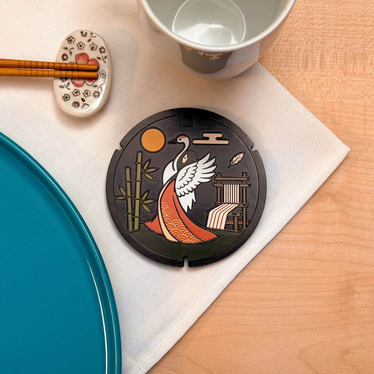 Sottobicchiere ROJI collezione Miti con il design del tombino Tsuru no Ongaeshi, Kyotango
