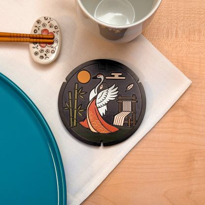Sottobicchiere ROJI collezione Miti con il design del tombino Tsuru no Ongaeshi, Kyotango