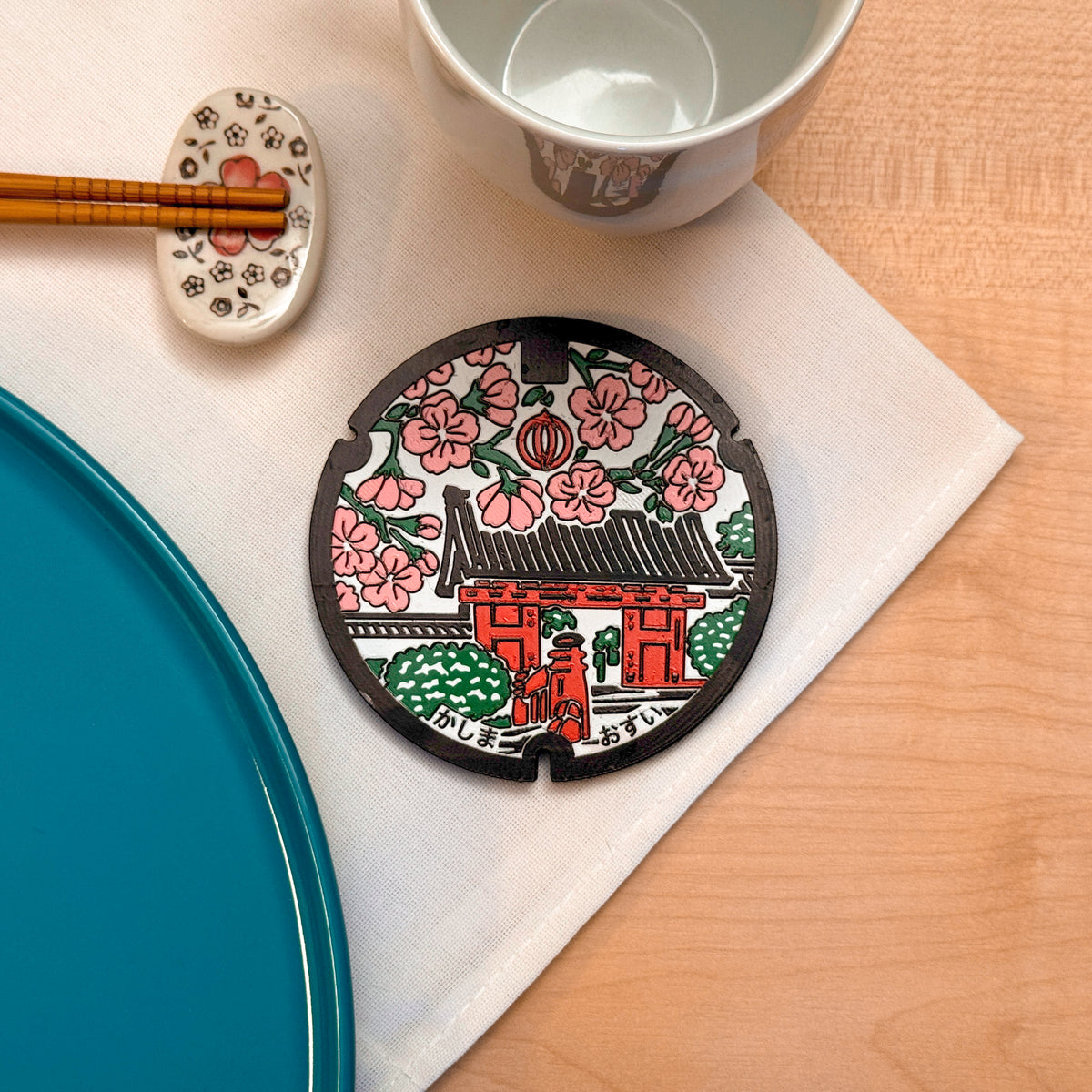 Sottobicchiere ROJI collezione Sakura con il design del tombino Sakura e Kashima