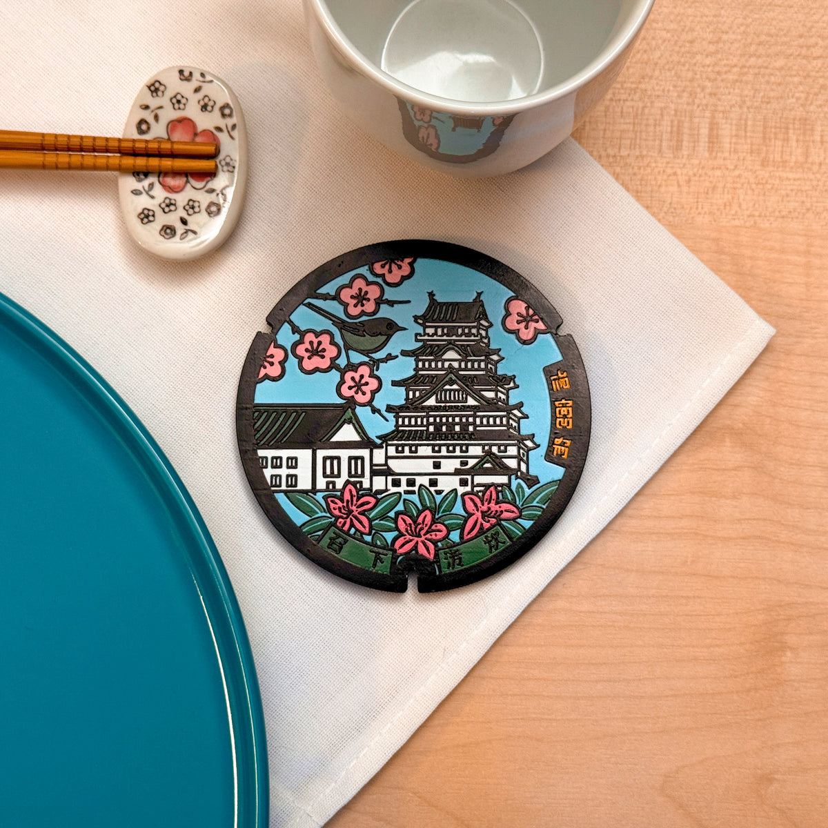 Sottobicchiere ROJI collezione Sakura con il design del tombino del castello di Toyoda, Joso