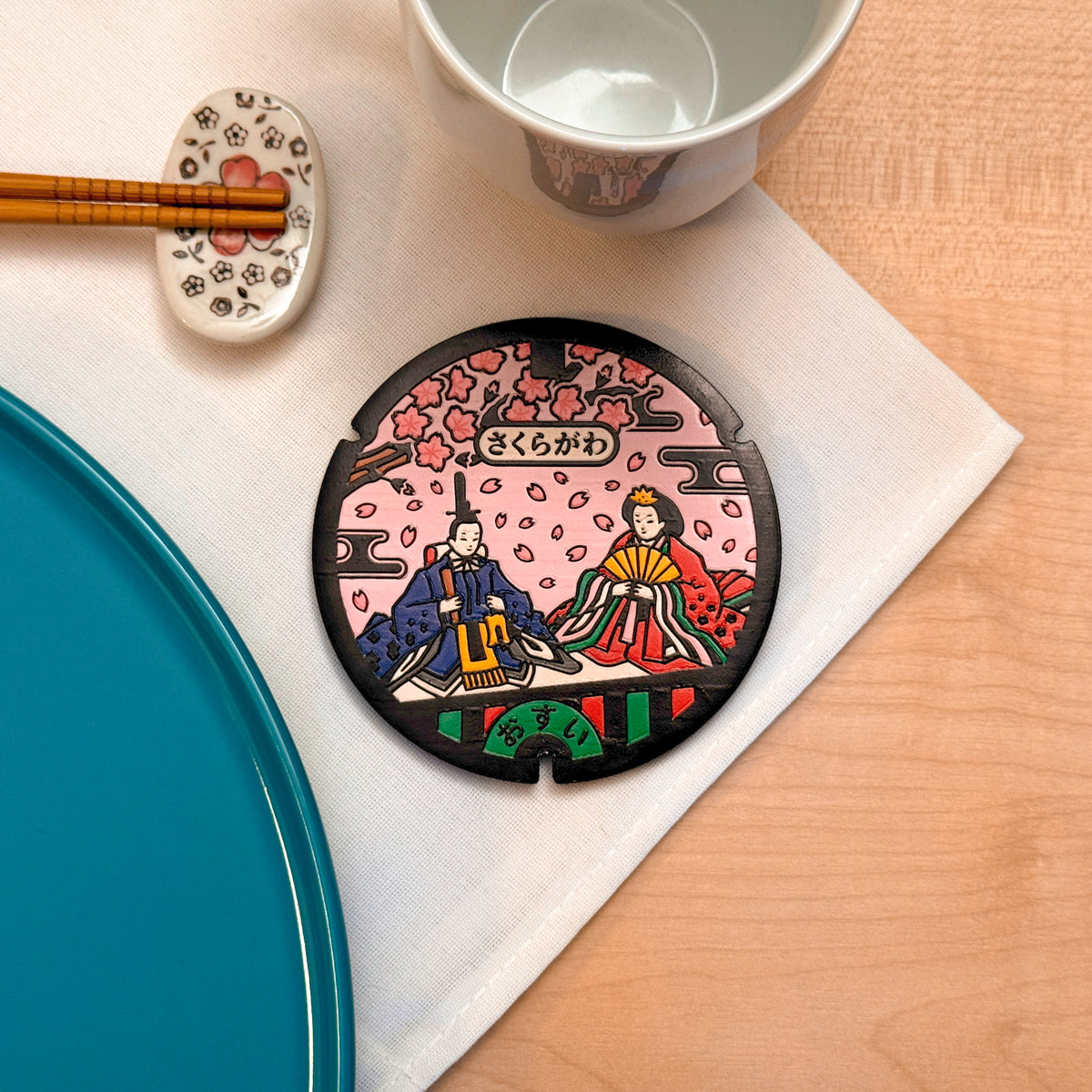 Sottobicchiere ROJI collezione Sakura con il design del tombino Hina Matsuri, Sakuragawa