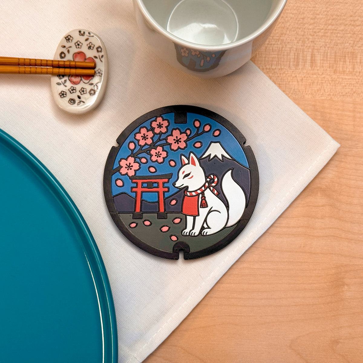 Sottobicchiere ROJI collezione Sakura con il design del tombino dei desideri dei sakura, Fujiyoshida
