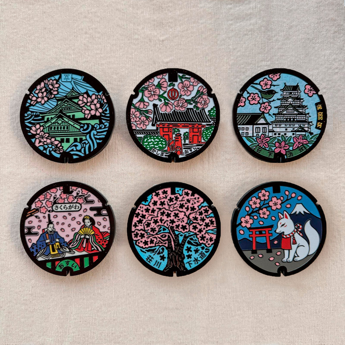 Set completo di 6 sottobicchieri ROJI della collezione Sakura, ispirati a tombini giapponesi a tema fiori di ciliegio