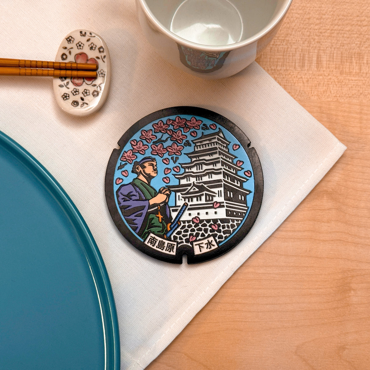 Sottobicchiere ROJI collezione Samurai con il design del tombino di Amakusa Shiro e il castello di Hara, Minamishimabara