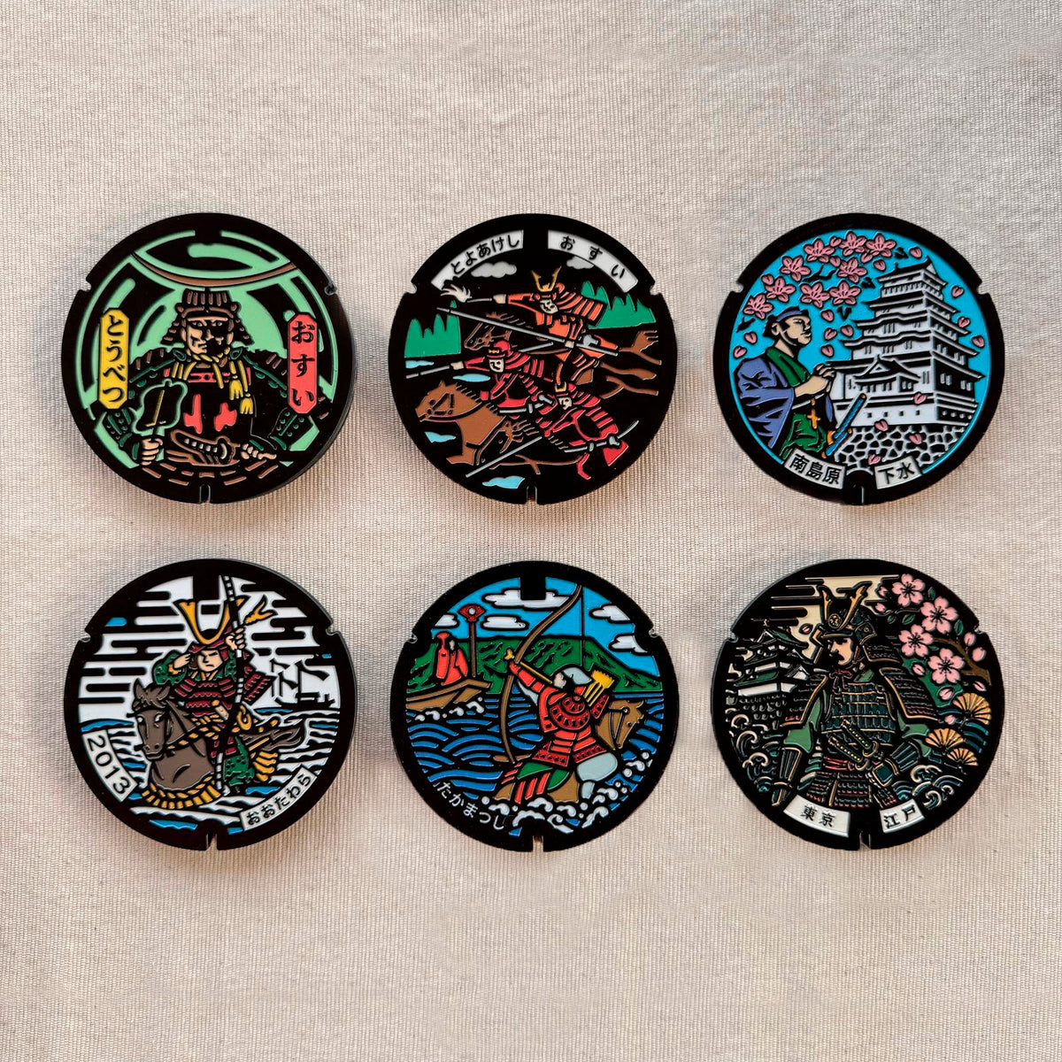 Set completo di 6 sottobicchieri ROJI della collezione Samurai, ispirati a tombini giapponesi a tema samurai