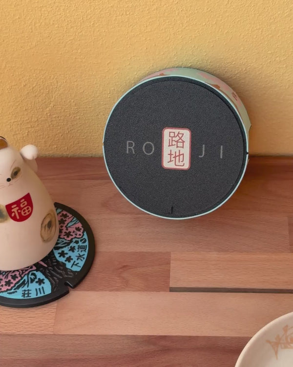 Tag NFC sotto il porta sottobicchieri ROJI avvicinato a uno smartphone