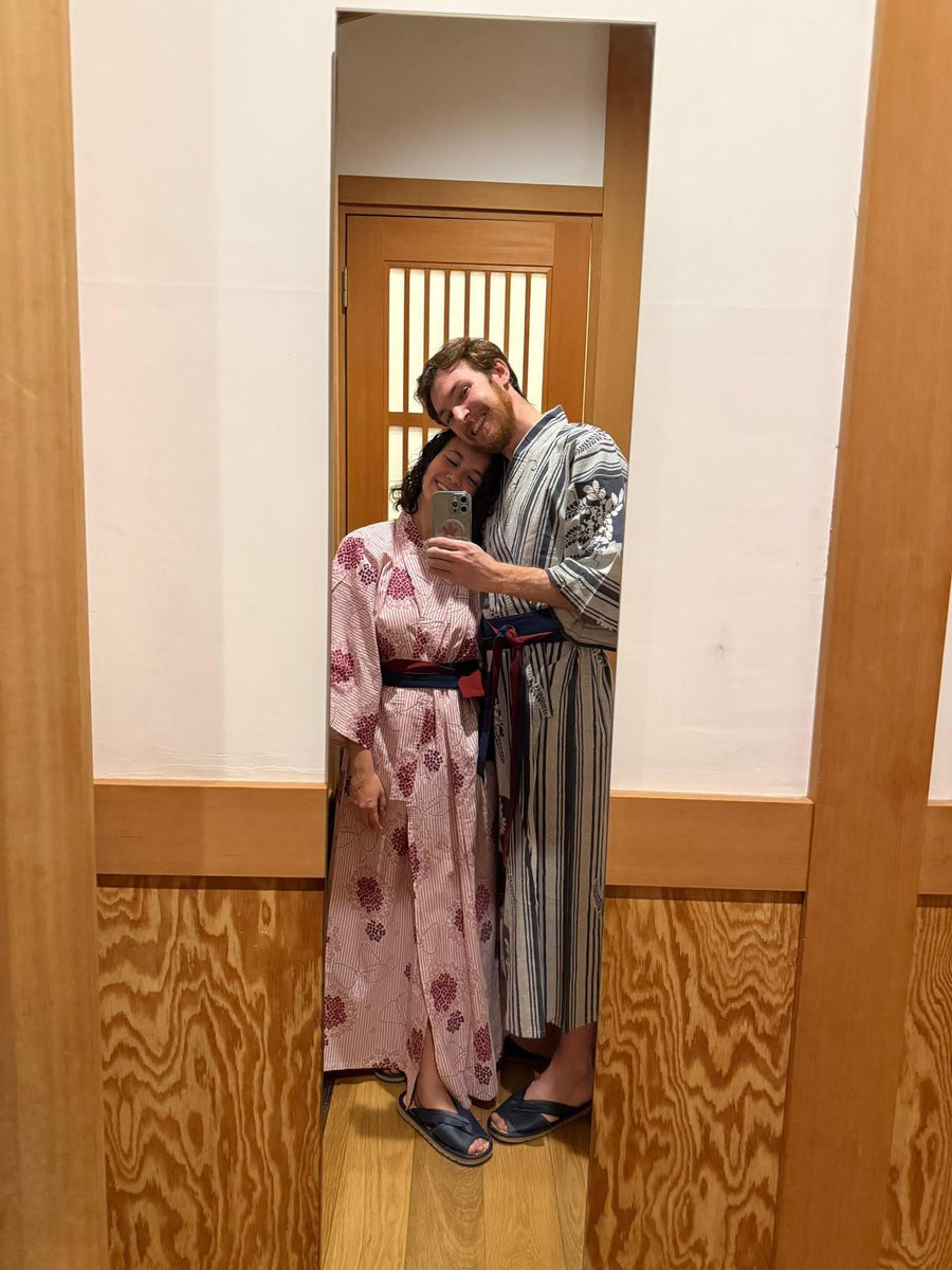 Una coppia in yukata durante un viaggio in Giappone